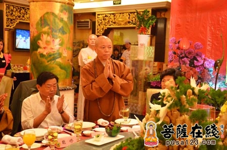 本寺方丈祝贺天宁寺方丈松纯长老85周岁大寿